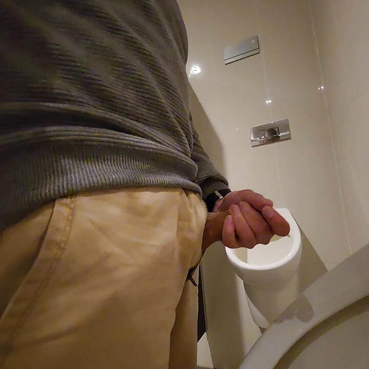 מהבהב, מאוננת, גומרת ומשתינה