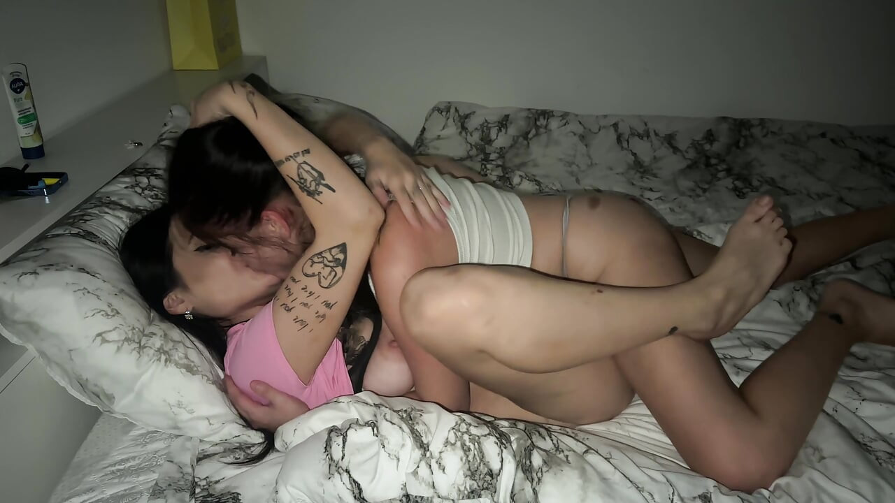 Самые жесткие лесбийские многократные оргазмы красивой пары