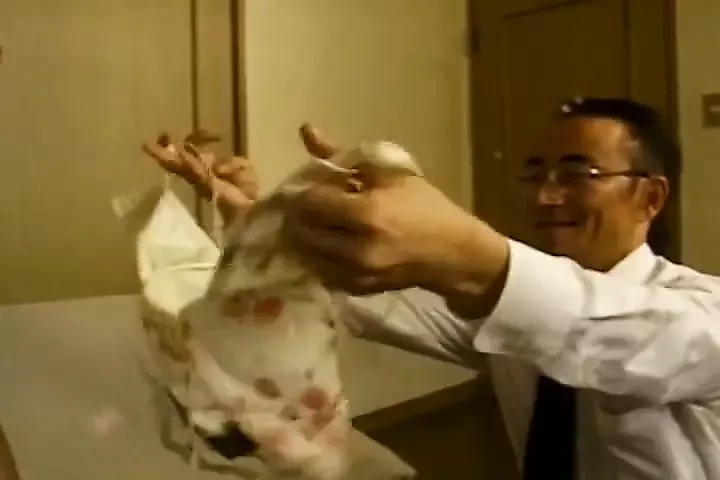 Tombul Asyalı genç kız aynı anda iki sert alıyor