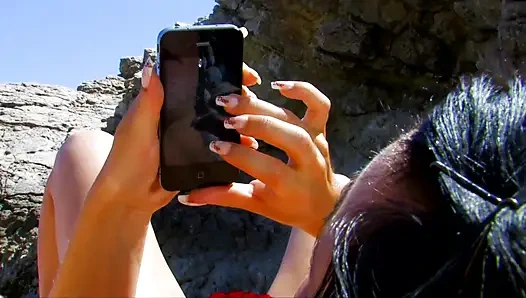 Sahildeki iki sürtük lastik bir yarağın ve gerçek bir yarağın domaltılarak tadını çıkarıyor