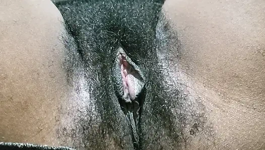 Wanita dengan memek berbulu dengan sekretaris seksi ini