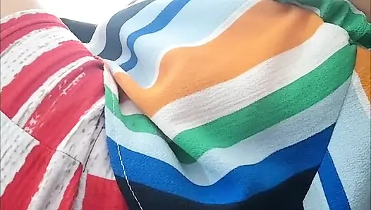 Eine launige vollbusige Frau spielt mit ihren brüsten und berührt sich wie eine aufgeregte füchsin.