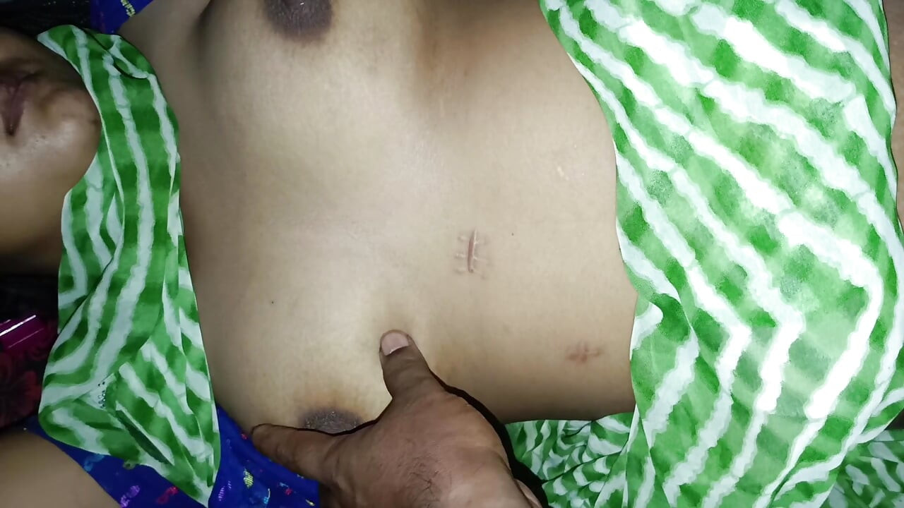 Bihari deshi Bhabi ko mast pela condom lagake