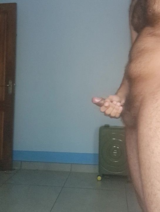 Genç Hintli genç kız evde yalnızken mastürbasyon yapıyor ve boşalıyor