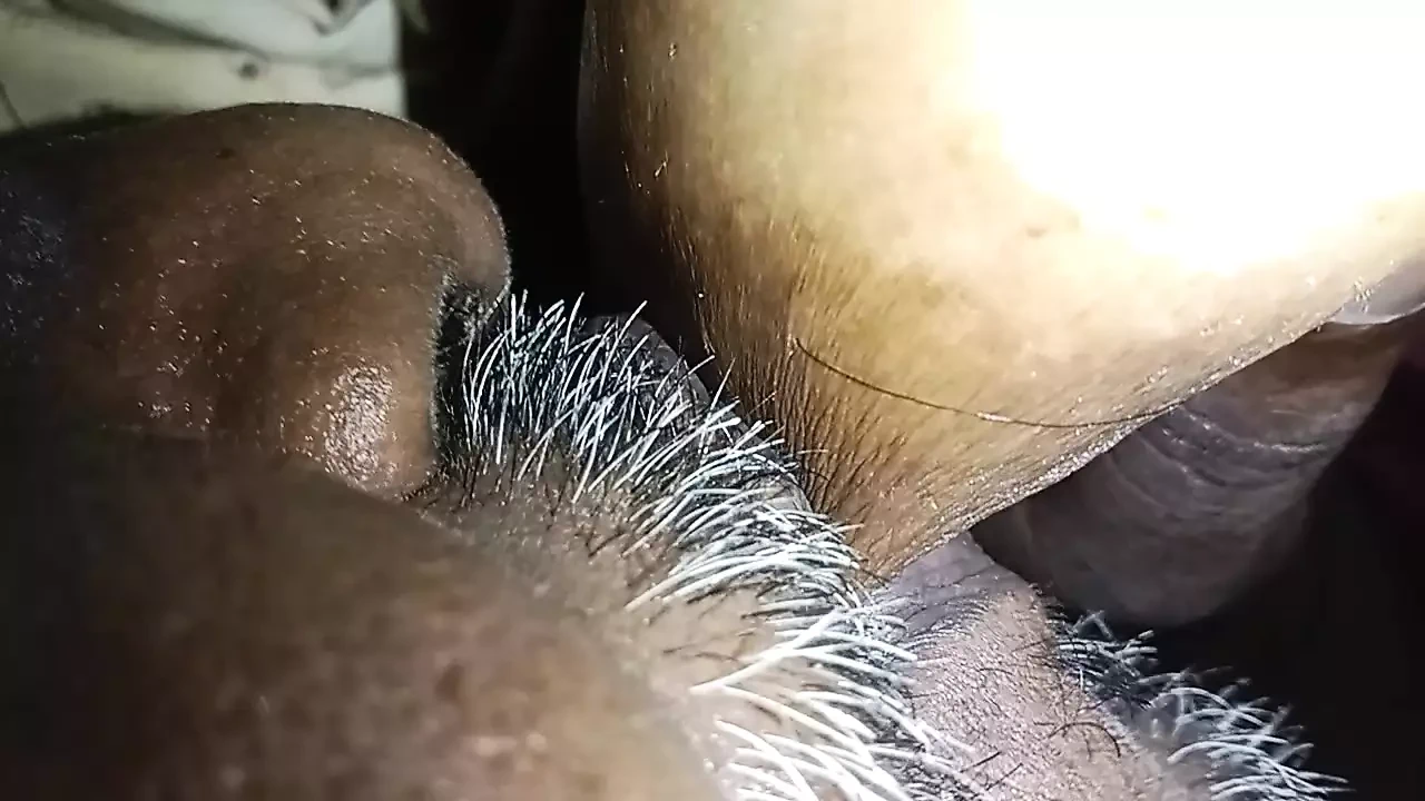 很长一段时间后，我看到我的妻子拿着芽，然后舔她的阴户和指法。