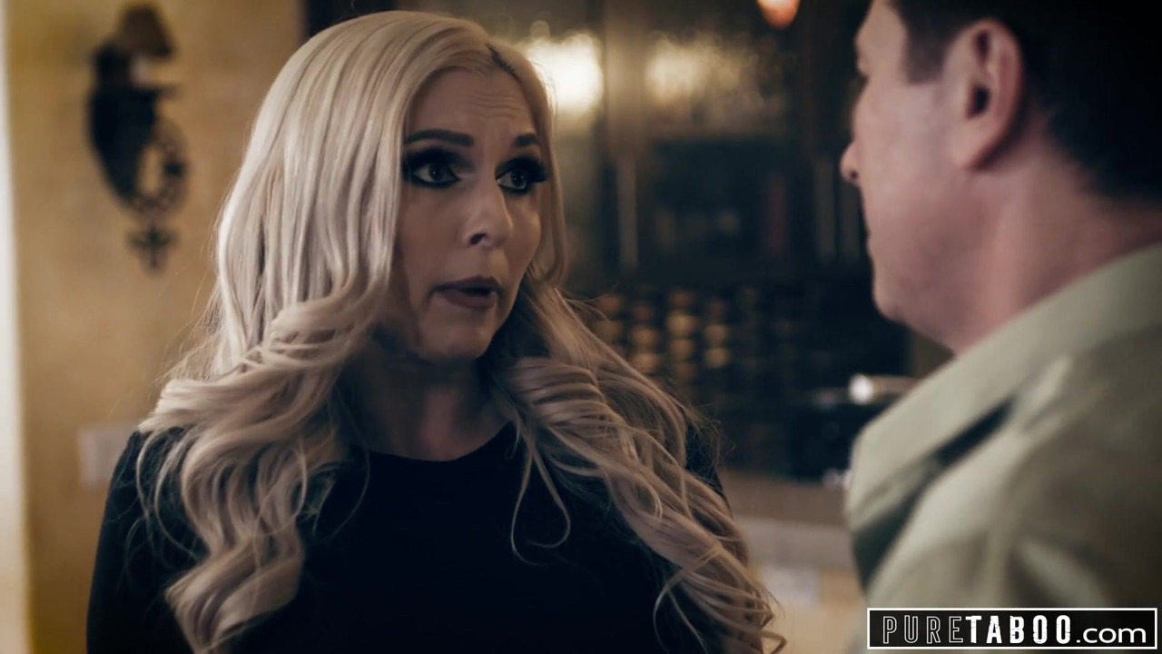 純粋なタブー嫉妬深い息子が継父を誘惑するために継母を誘惑する