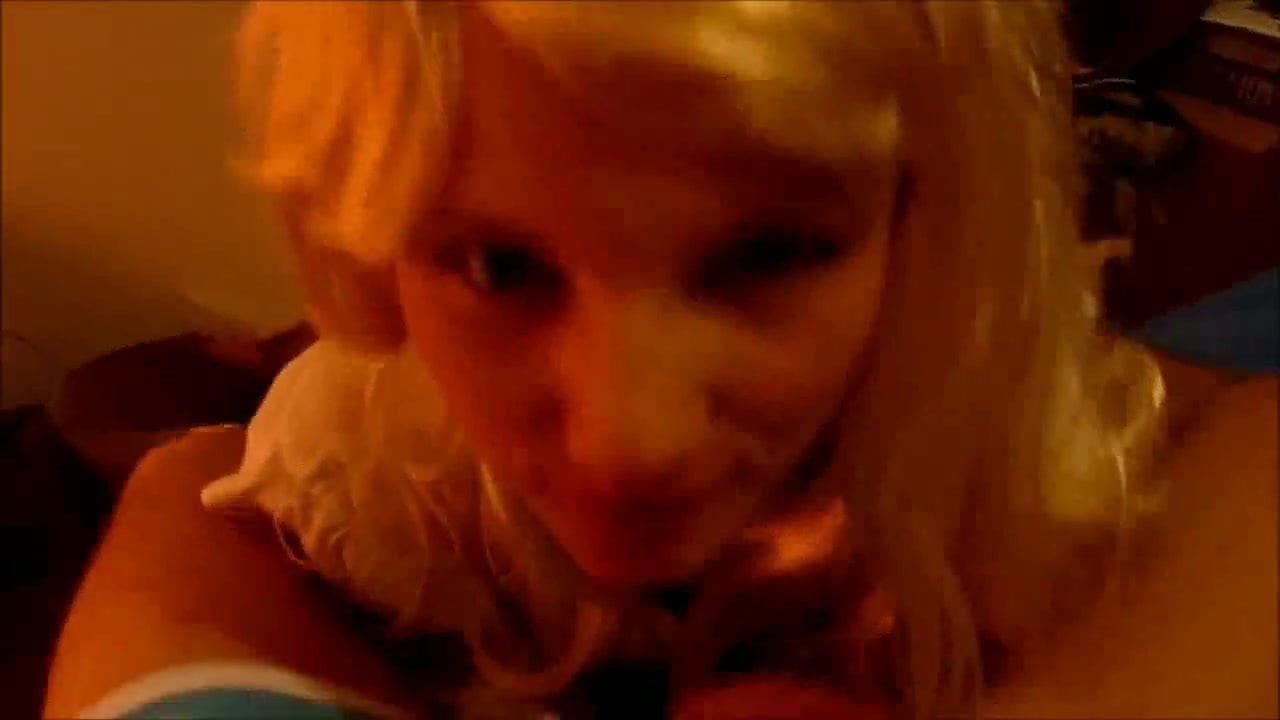Petite blonde deguisee prete pour la levrette
