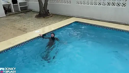 Wetsuit-bondage, meerjungfrau, rutschiger pool kink mit flossen, Seil und tiefem tauchen
