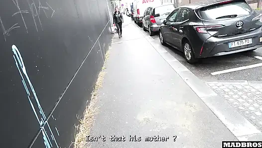 Ibu perancis yang super seksi mengundang kami ke rumahnya untuk ngentot sama teman-teman anaknya saat dia !!