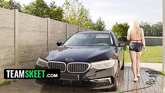 Vera mencuci mobil dengan payudaranya yang sabun lalu menunggangi kontol di dalam