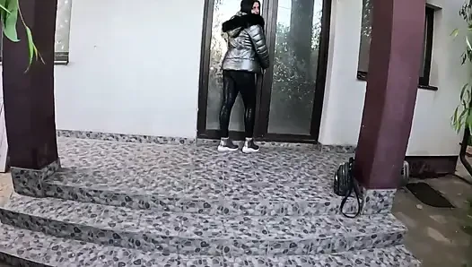 Gärtnerin tief in den hals, grobes gesichtsfick und doppel-sperma auf meine glänzende unterjacke