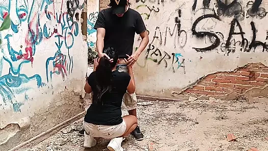 Hintli kız terk edilmiş istasyonda sikiliyor