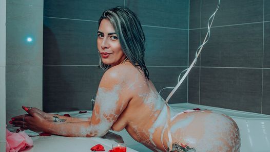 Romantische und nasse Masturbation in der Badewanne für dich, mit Schaum und Rosenblättern.