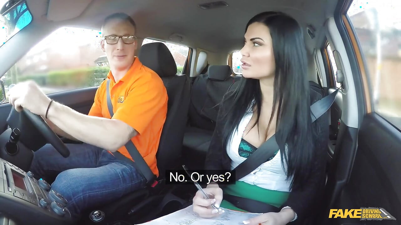Fake driving school - instrutora peituda Jasmine Jae dá ao bonito Luke uma garganta profunda selvagem que ele nunca esquecerá