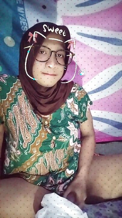 Hijab transsexual se masturbando no quarto