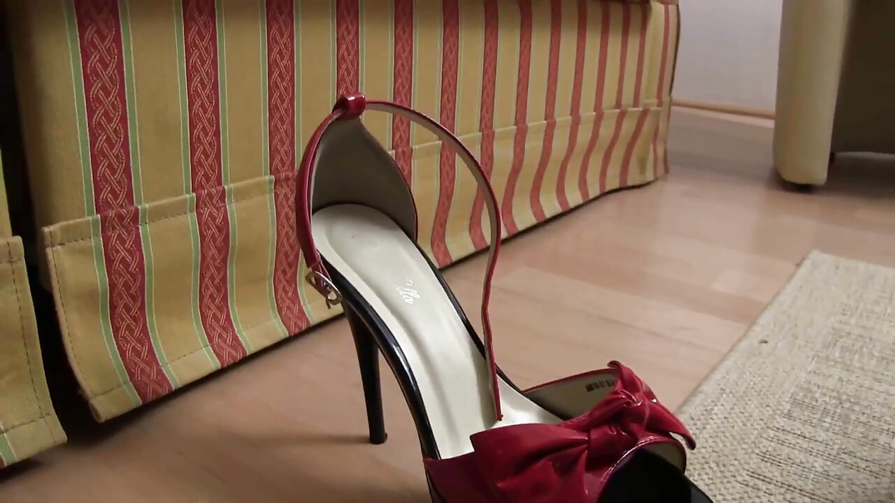 Worshiping pantyhose feet in red high heels