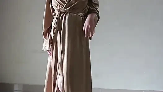 Indonesisches Tobrut-mädchen, das beim sex eine sexy satinrobe trägt