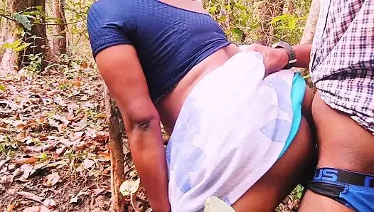 Desi Outdoor-Dschungelfick. Stiefmutter und stiefsohn hardcore-ficken im wald. Telugu dirtytalk.