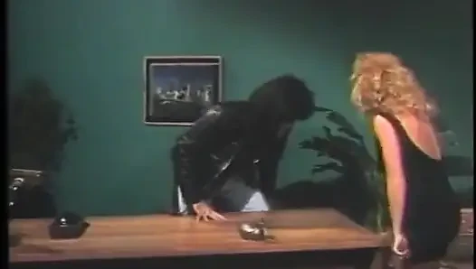 Ateşli sarışın kadın domalıyor ve rockçı tarafından arkadan sikiliyor