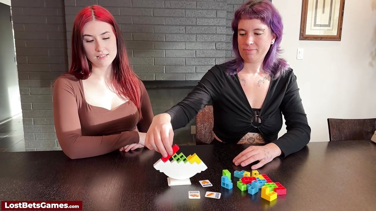 Sexy spielzeug kommt heraus, als das strip-spiel gewonnen ist