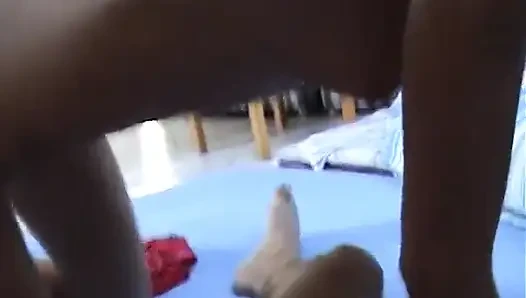 Dünnes blondes mädchen fickt im haus
