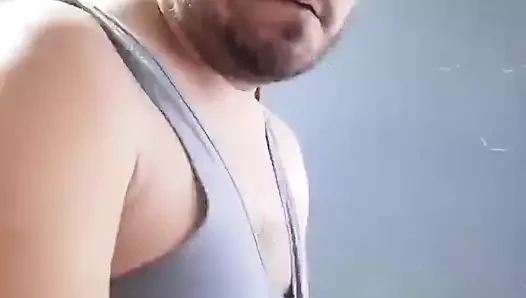Evde yalnızken sigara içiyor ve mastürbasyon yapıyor