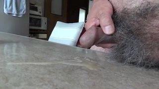 Japanse oude man masturbeert sperma stroomt