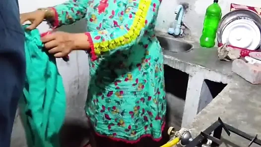 Amatör evli kadınla ev yapımı seks yarağa biniyor ve domalarak dölleme. Büyük götlü orta yaşlı seksi kadın