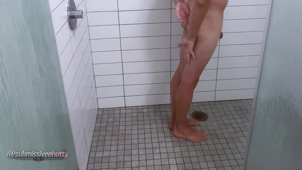 Hot Guy Showers Plugged 11 Minute Shower Session