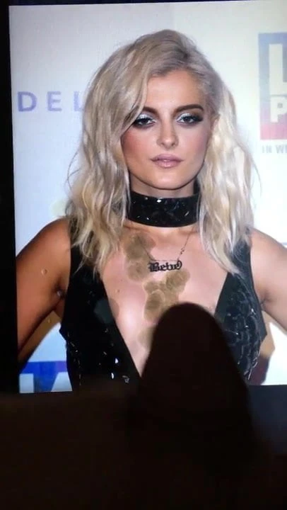 Cum tisztelgés a dögös bebe rexha előtt