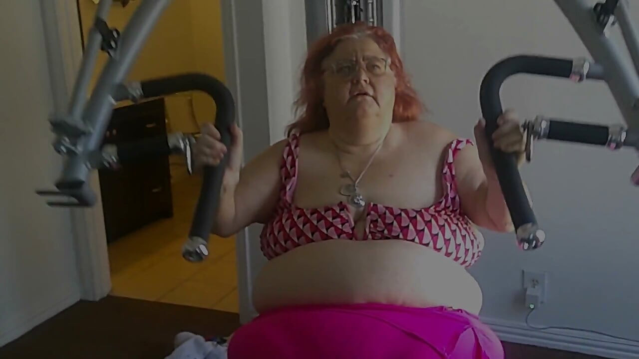 La gran belleza de la enfermera Vicki haciendo ejercicio en el gimnasio Parte 1