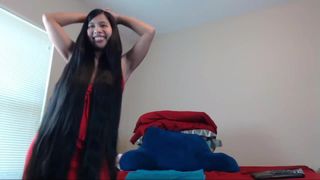 Schattige langharige Aziatische striptease en haarspel
