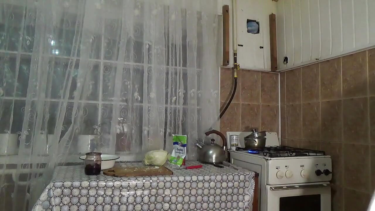 Gospodină sexy dezordonată cu țâțe mari! Instrucțiuni de masturbare! Acoperire de țâțe în mâncare!