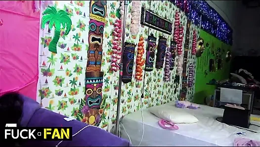 Скачка на мясистом члене для Siri, минет для Tori и грязный поцелуй!