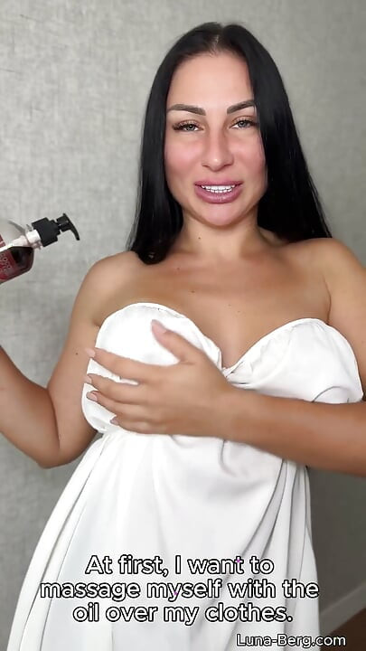 Titjob s kluzkým olejem končí tlustým spermatem po celých prsou