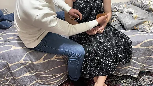 Двое приехавших любовников, усталых от поездки, отдохнули с сексом