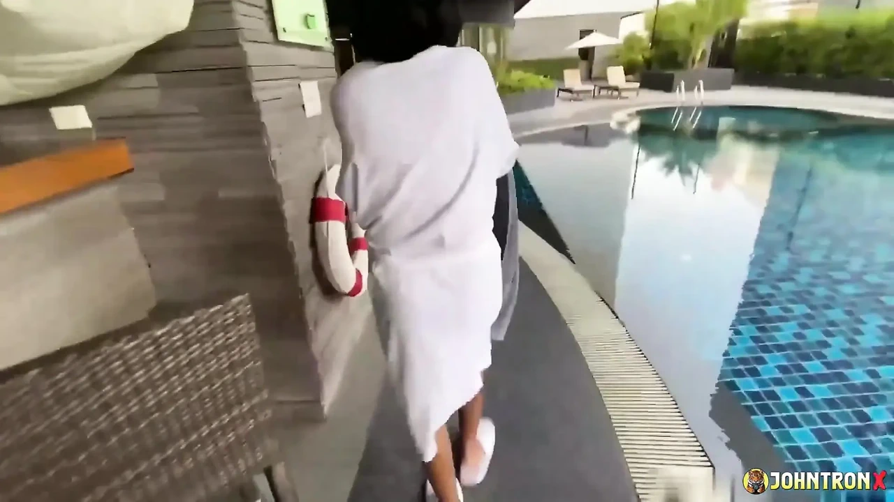 Johntronx - 图片完美的泰国素人宝贝在游泳池里