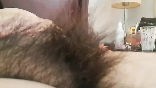 Mamas nackter körper mit ihrer fetten, haarigen muschi aus nächster nähe