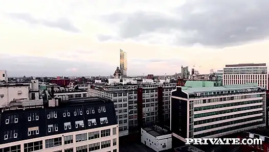 Роскошная шлюшка Rihannon Ryder соблазняет и хорошо трахает футболиста с большой елдой