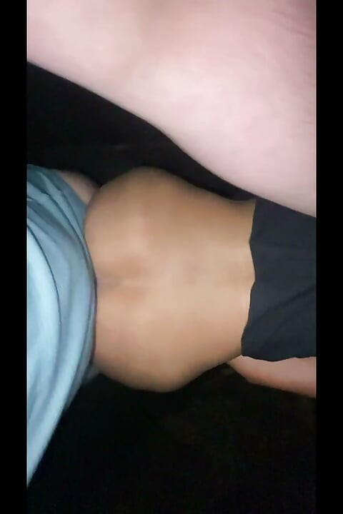 Envió fotos desnudas al entrenador personal y se probó su enorme panis