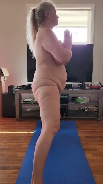 Ateşli iri güzel kadın sabah çıplak yoga yapıyor! | Klip 1
