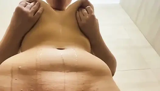 Squirting und reiten sie den schwanz im öffentlichen badezimmer