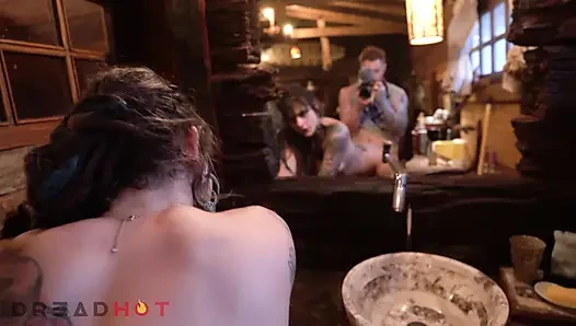Sie Bat Um Einen Blowjob! Tätowiertes Hottie Lutscht Großen Schwanz