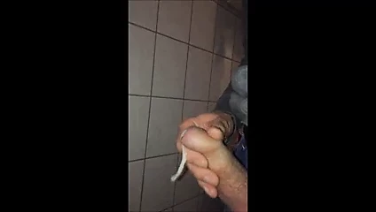 Schwanz gemolken... Sperma zum Entspannen