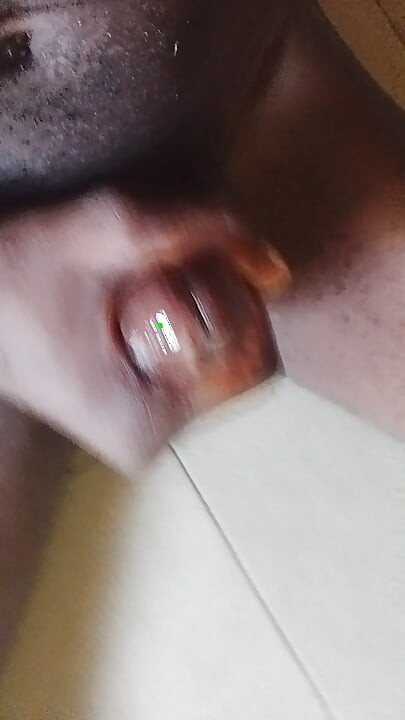 Acariciando meu bbc até eu gozar