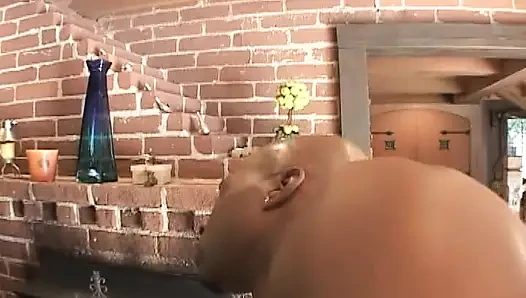 Si cewek nakal rambut pirang lagi asik nyepong 2 kontol besar di seks threesome antar ras