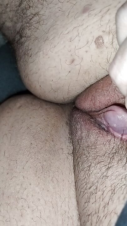 Küçük adamı teknede ovuyor