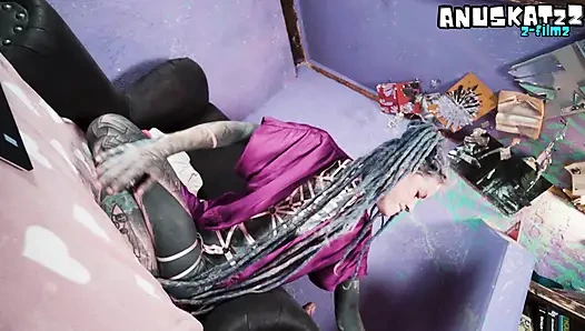 Татуированная богиня с живой глубокой анальной игрушкой мастурбирует