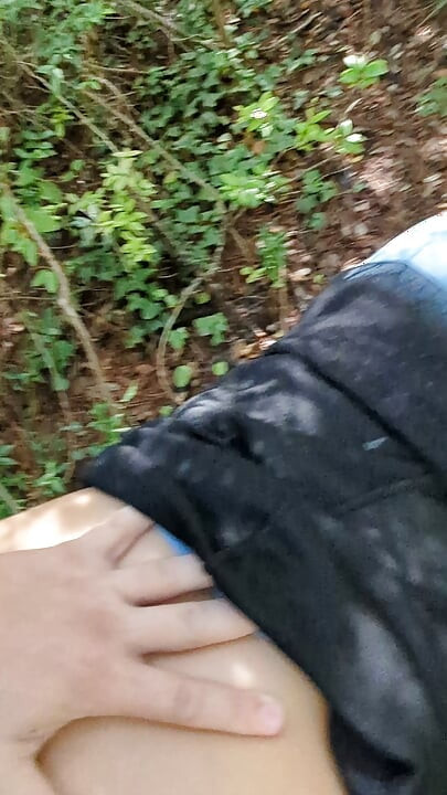 Amateur couple improvises a sudden fuck in the woods