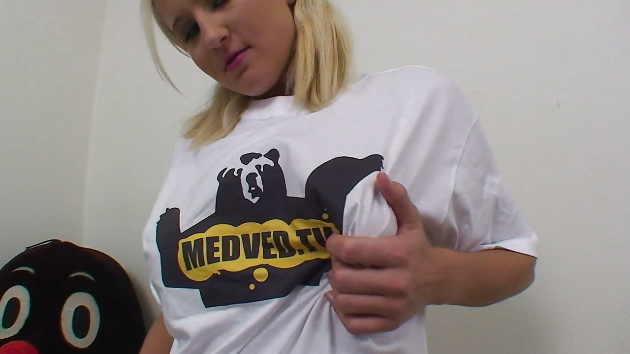 Rubia de grandes tetas mostrando su cuerpo perfecto